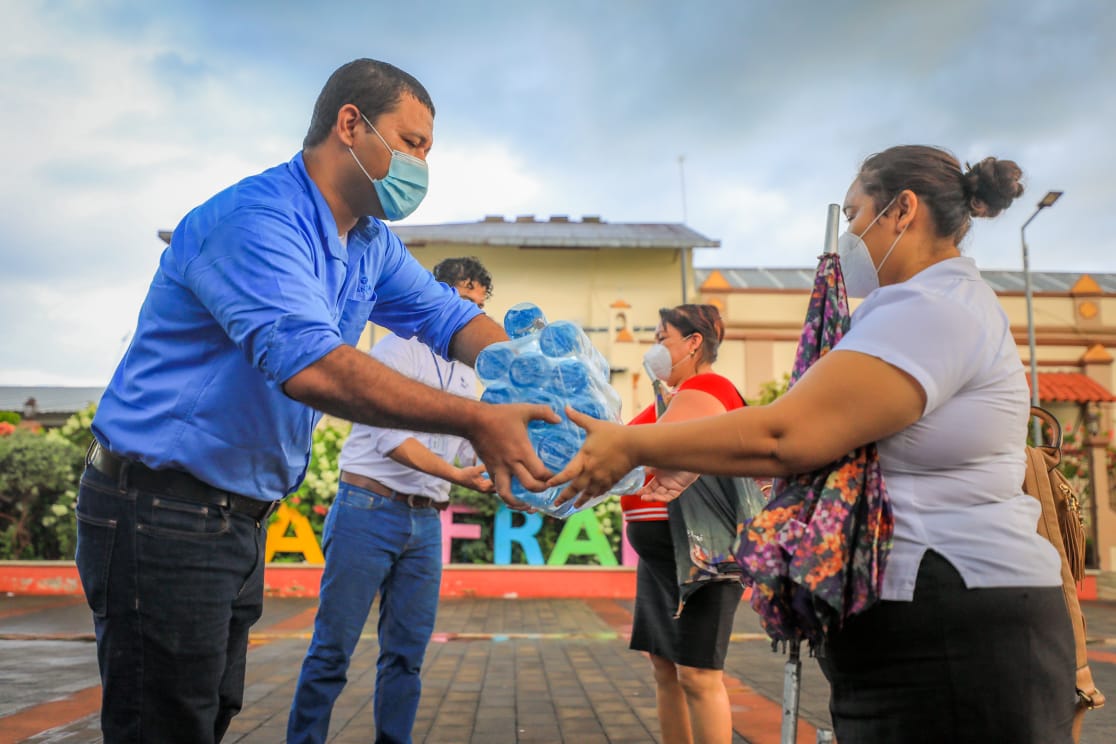 Personal de ANDA distribuye agua embotellada a familias de San Francisco Gotera durante cerco sanitario personal-de-anda-distribuye-agua-embotellada-a-familias-de-san-francisco-gotera-durante-cerco-sanitario